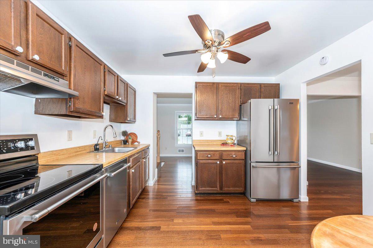 19924 Westerly Avenue Poolesville, MD 20837 - Photo 19 of 80 a kitchen with stainless steel appliances granite countertop a refrigerator a stove and a sink