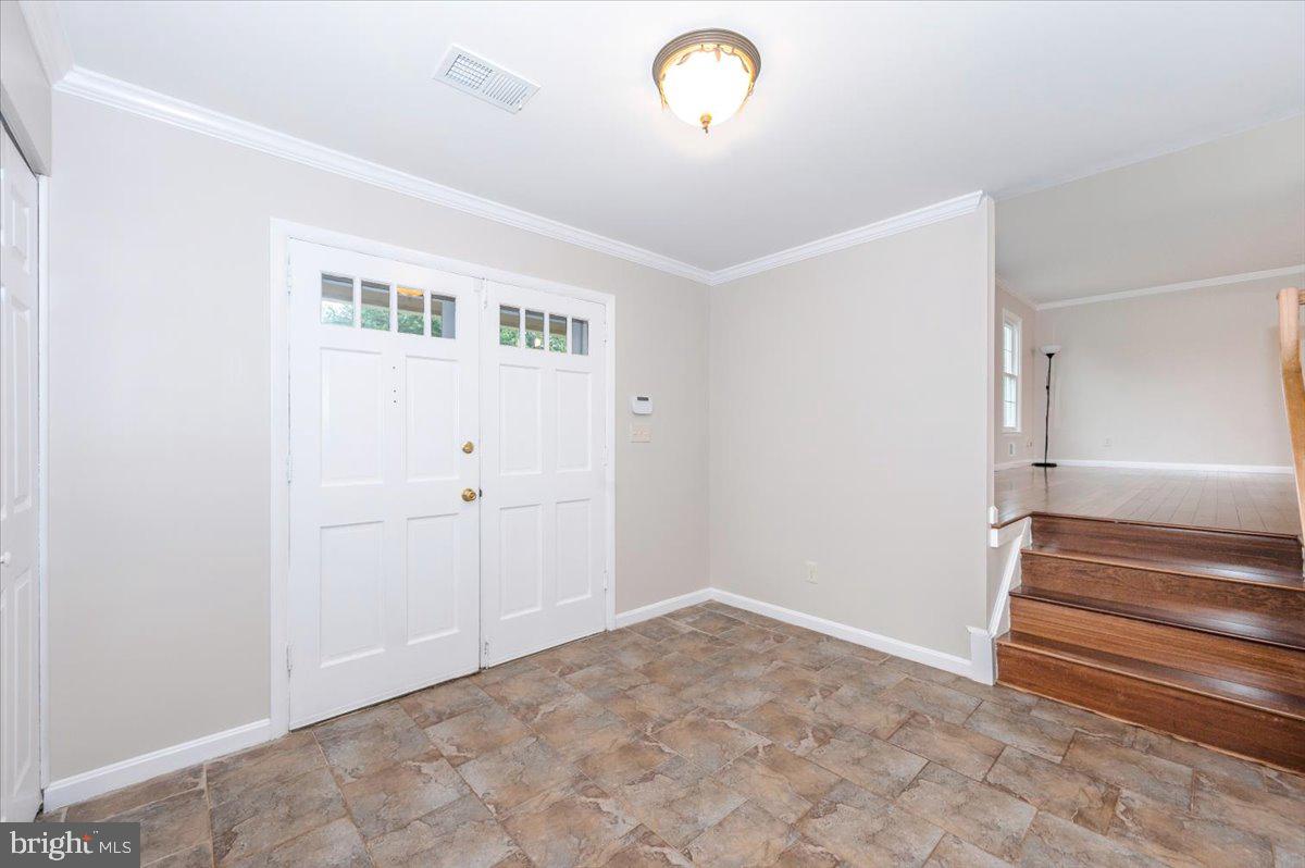 19924 Westerly Avenue Poolesville, MD 20837 - Photo 3 of 80 a view of room with stairs and a ceiling fan