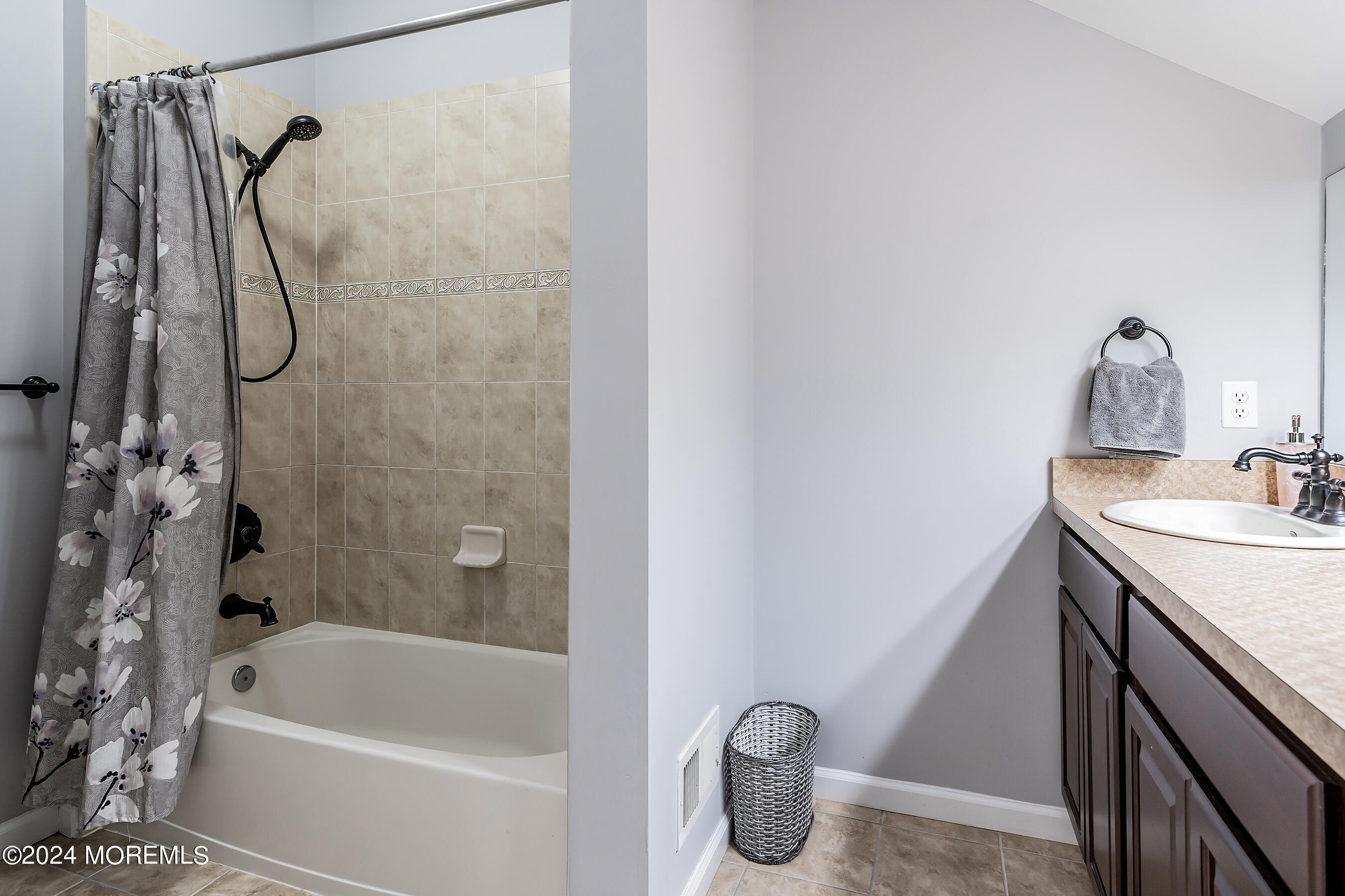 15 Summers Drive Jackson, NJ 08527 - Photo 53 of 83 a bathroom with a tub a sink and a shower