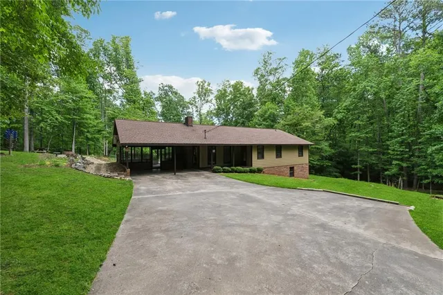 a view of a house with a yard