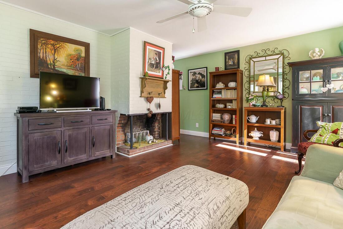 381 Darbyhurst Road Columbus, OH 43228 - Photo 17 of 30 living room 5