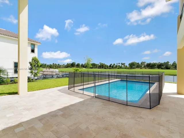 a view of a house with backyard and porch