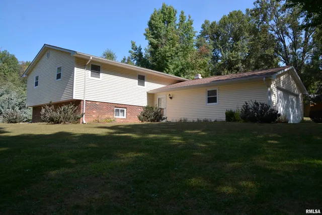 $189,900 | 13 Woodland Lane, Macomb, IL 61455