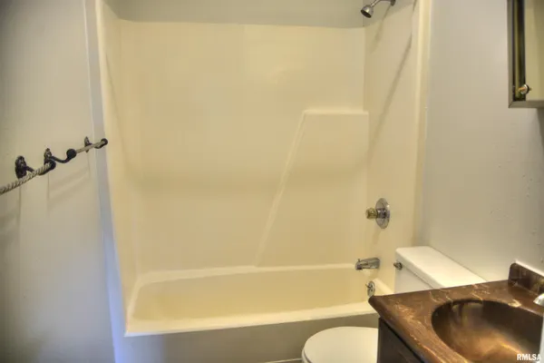 $185,000 | 13 Woodland Lane, Macomb, IL 61455