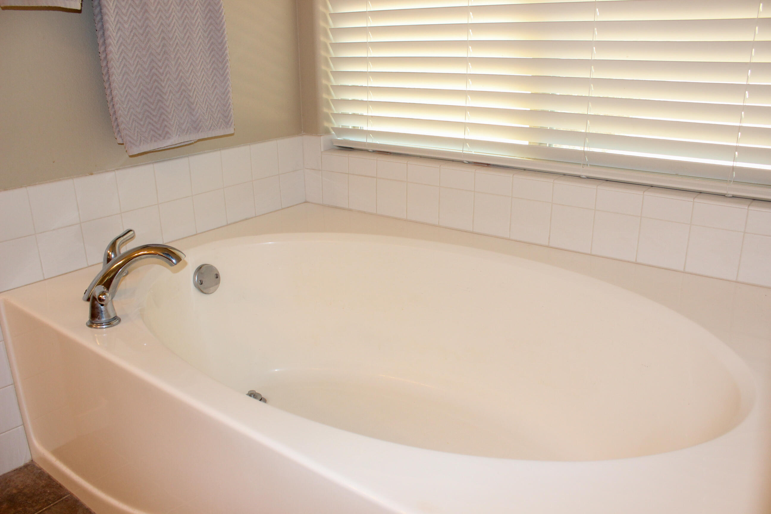 705 Three Pines Road Grants Pass, OR 97526 - Photo 44 of 47 a bathroom with bathtub