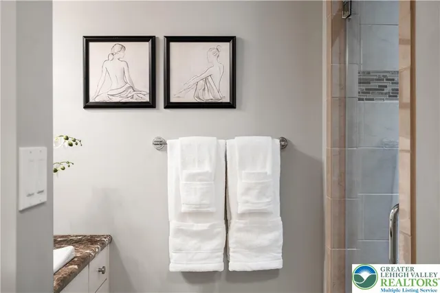 a view of a house with backyard and garden