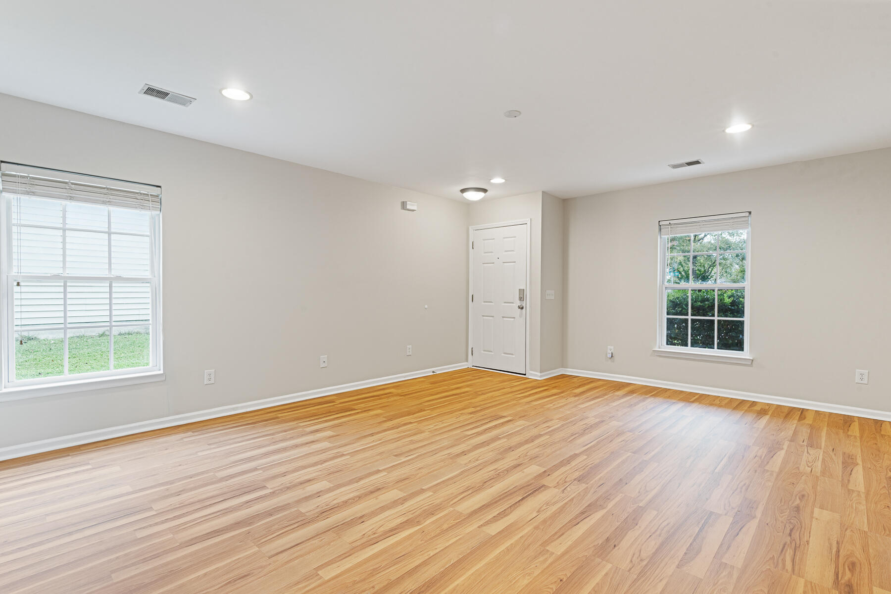 109 Malibu Road Summerville, SC 29483 - Photo 7 of 33 Living Room