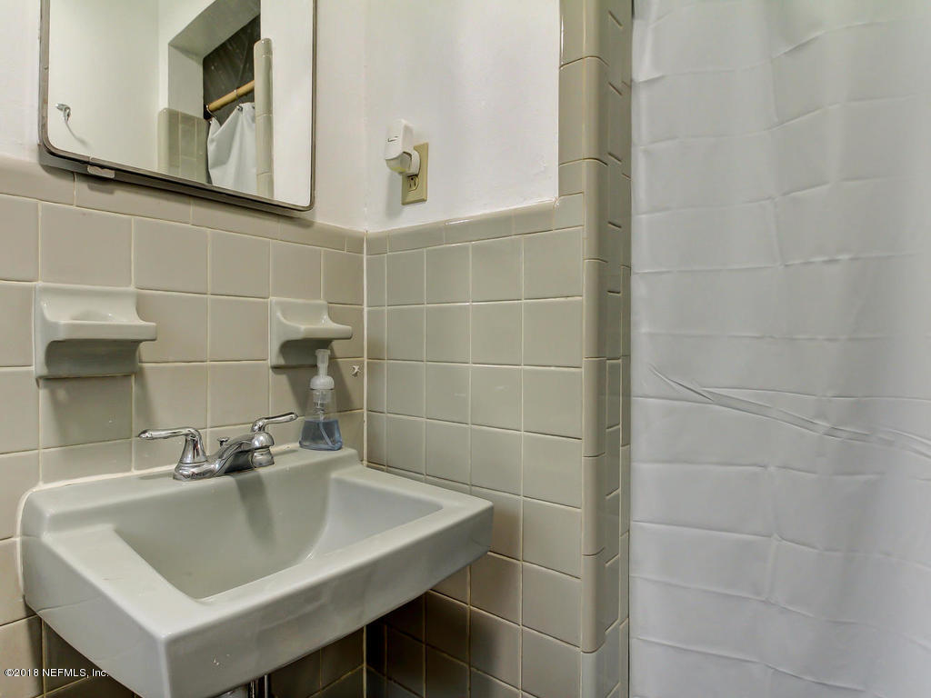 7941 Newton Road Jacksonville, FL 32216 - Photo 22 of 27 Owners Bathroom