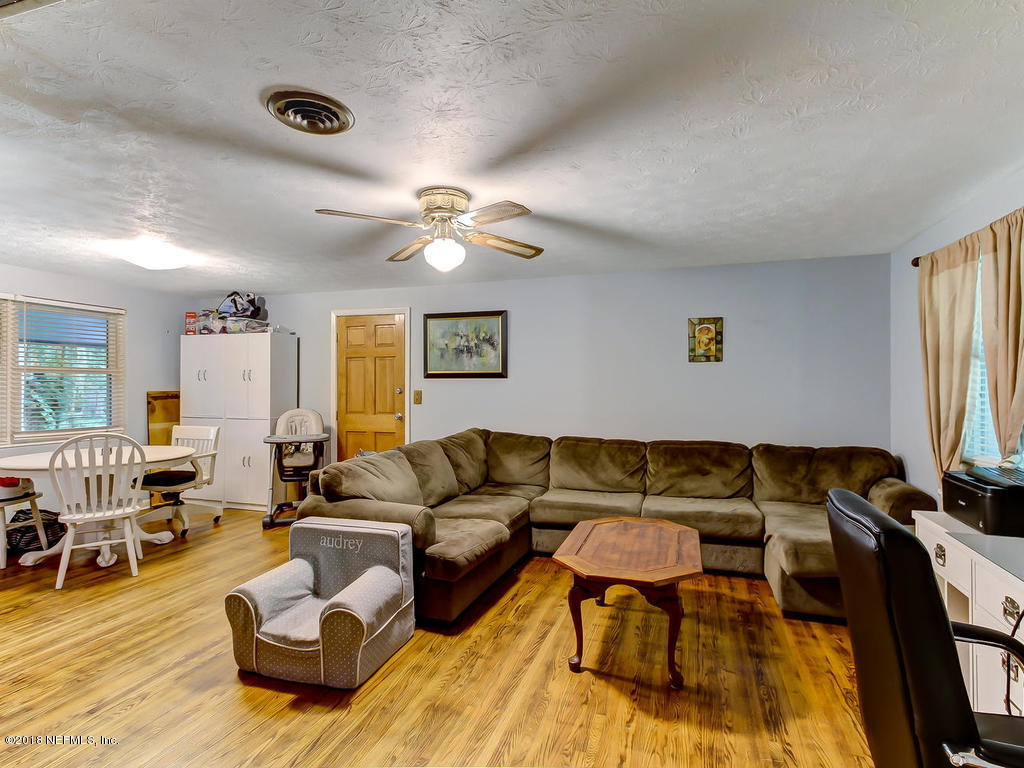 7941 Newton Road Jacksonville, FL 32216 - Photo 8 of 27 Living /Dining Room