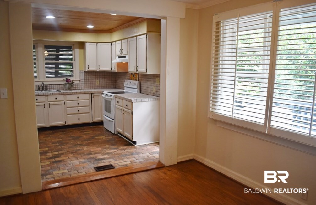 352 South Summit Street Fairhope, AL 36532 - Photo 26 of 49 Kitchen from Dining