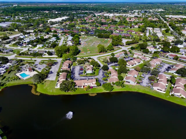 $2,400 | 104 Lakewood Drive, Unit 21C, Jupiter, FL 33458