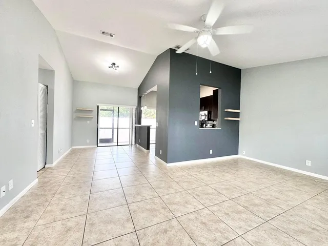 $2,400 | 104 Lakewood Drive, Unit 21C, Jupiter, FL 33458