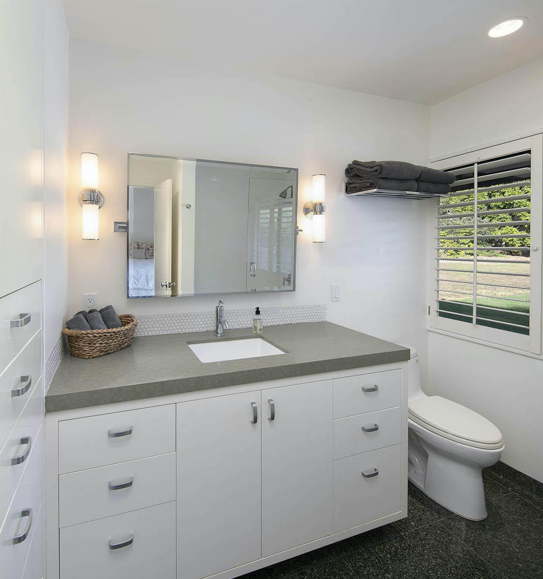 680 San Ysidro Road Montecito, CA 93108 - Photo 16 of 23 Guest bath