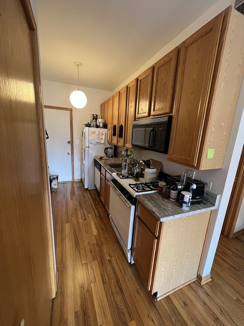 626 West Patterson Avenue, Unit 2E Chicago, IL 60613 - Photo 5 of 9 a kitchen with sink a refrigerator and a stove