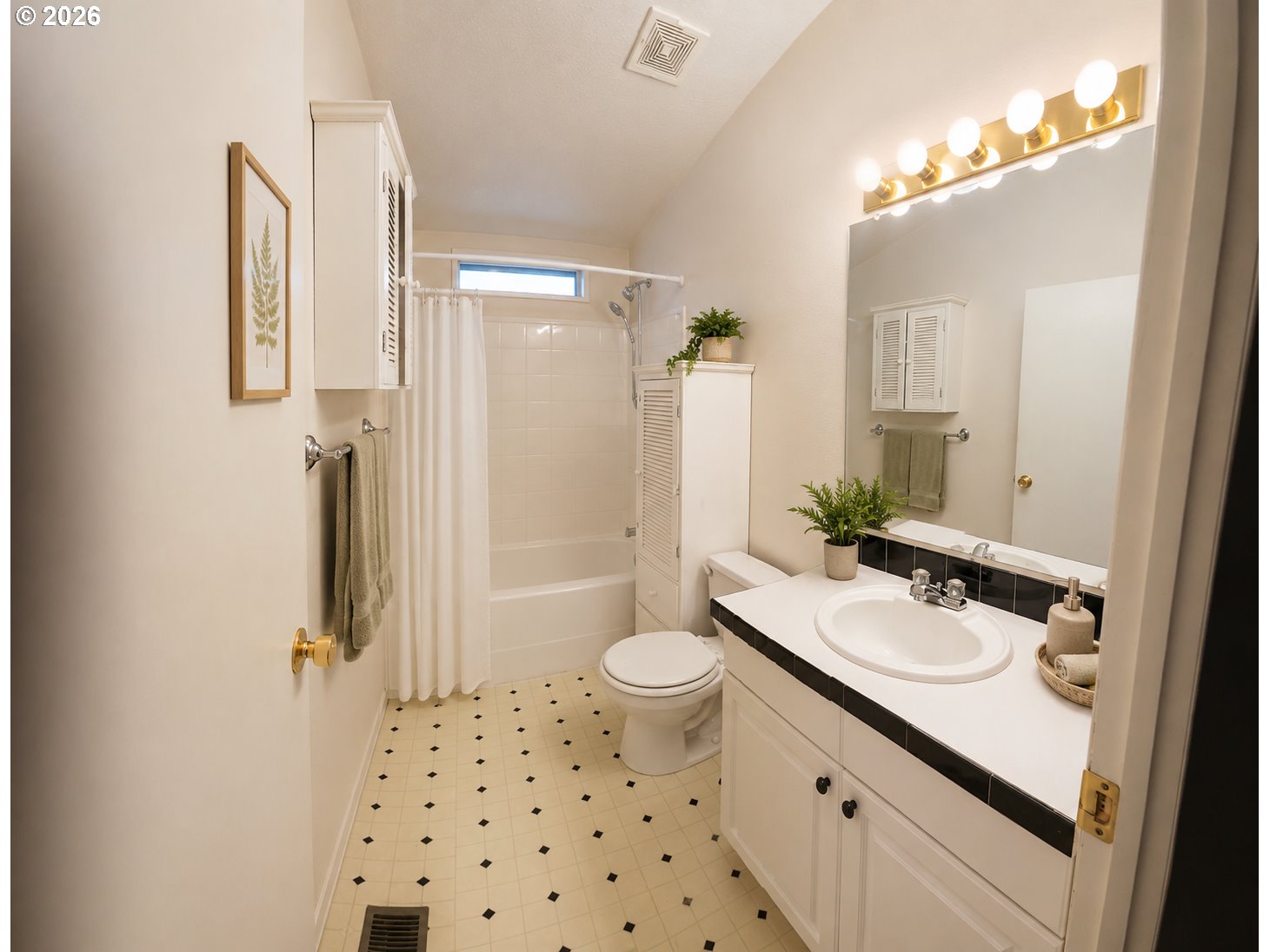 242 Dillingham Loop Carson, WA 98610 - Photo 15 of 46 Bathroom