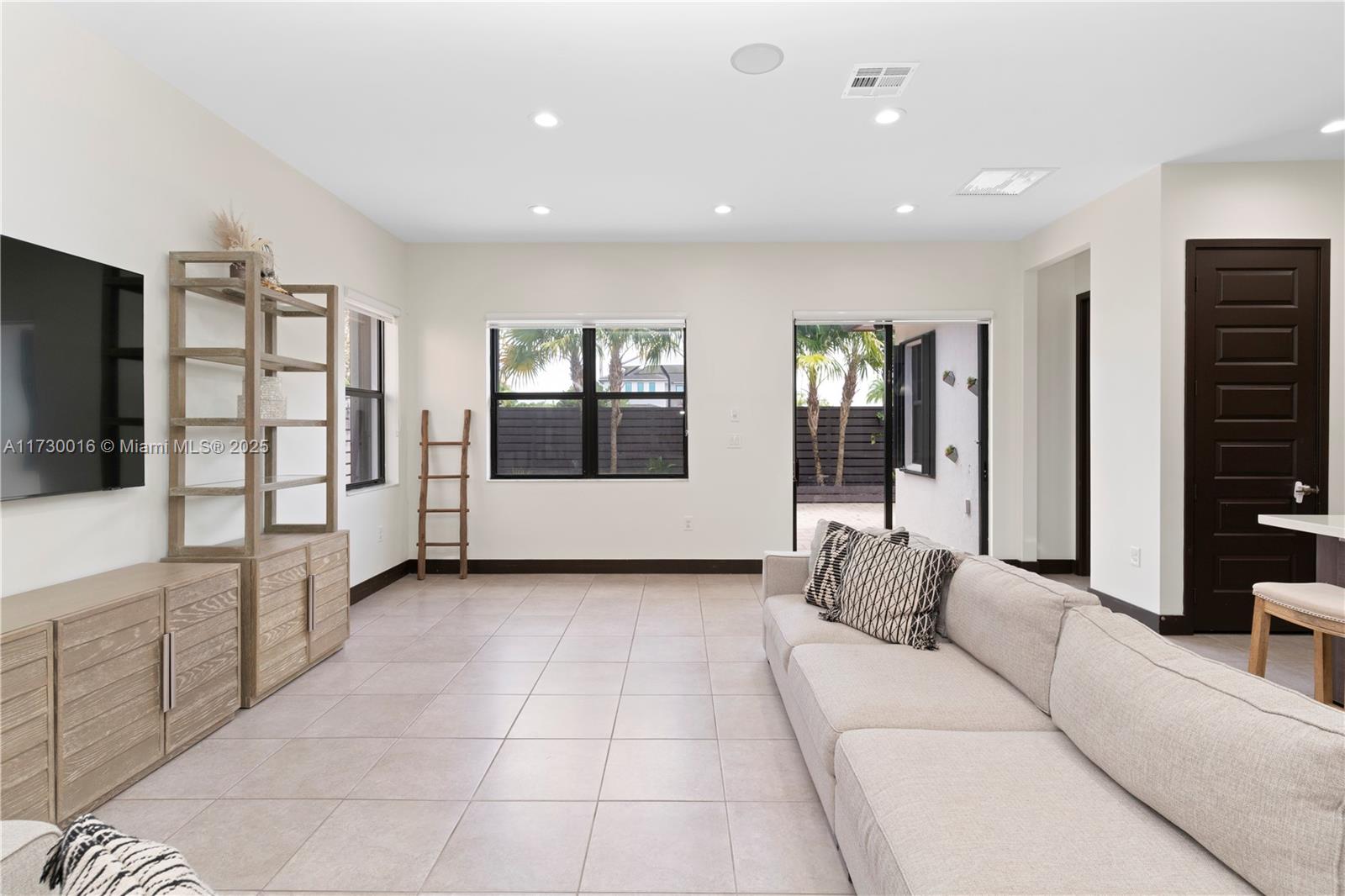 15909 Southwest 136 Way Miami, FL 33196 - Photo 15 of 51 Gallery Image 15