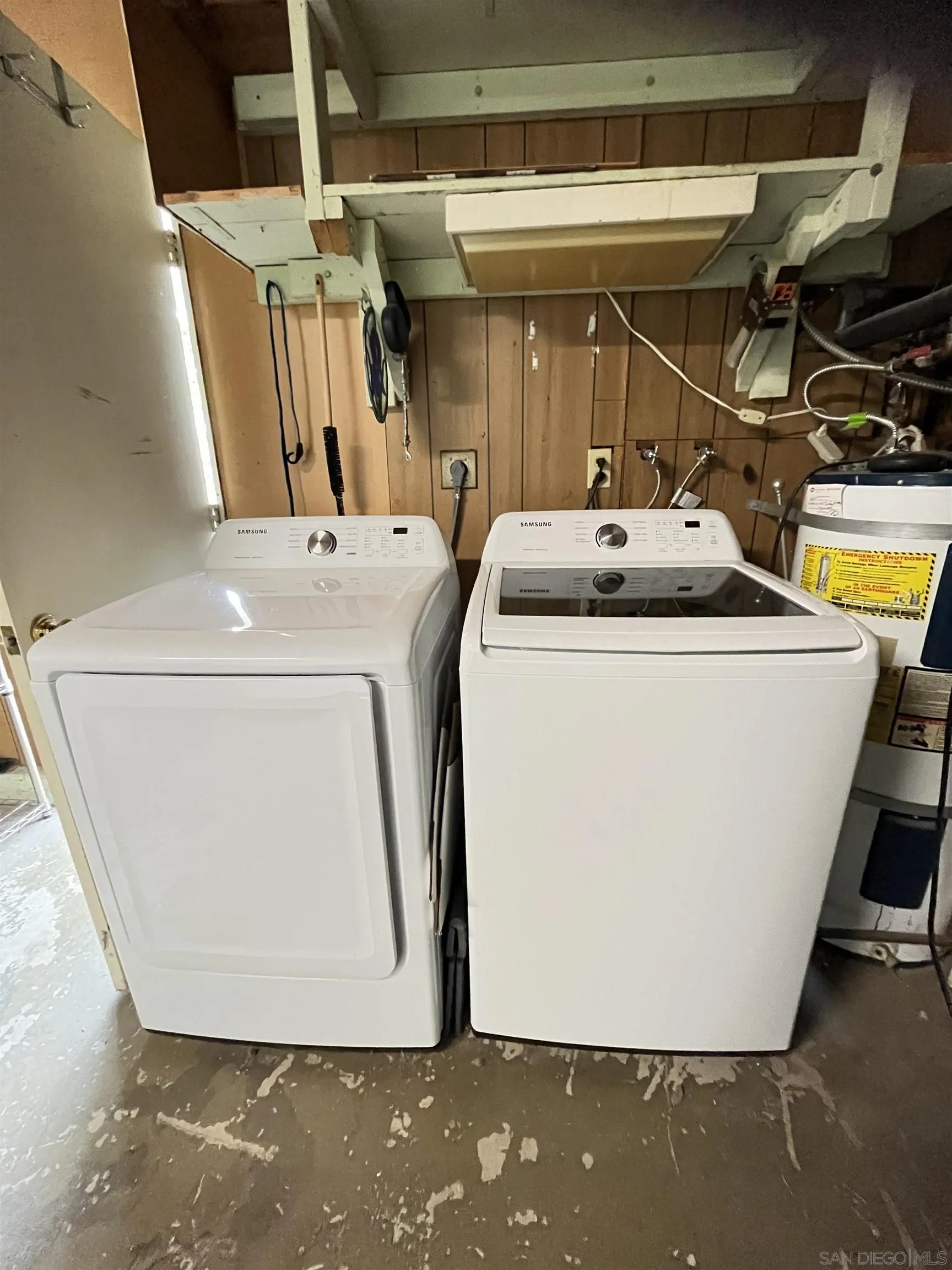 3719 Bay Leaf Way Oceanside, CA 92057 - Photo 21 of 33 a utility room with dryer and washer