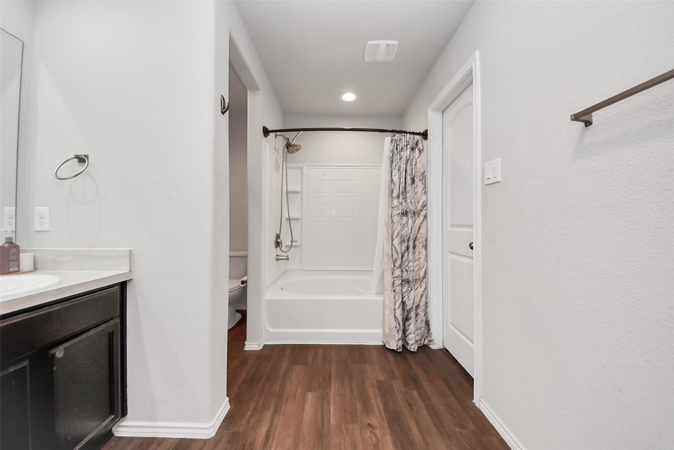 1227 Baja Vista Way Channelview, TX 77530 - Photo 10 of 25 a bathroom with a sink a mirror and a bathtub