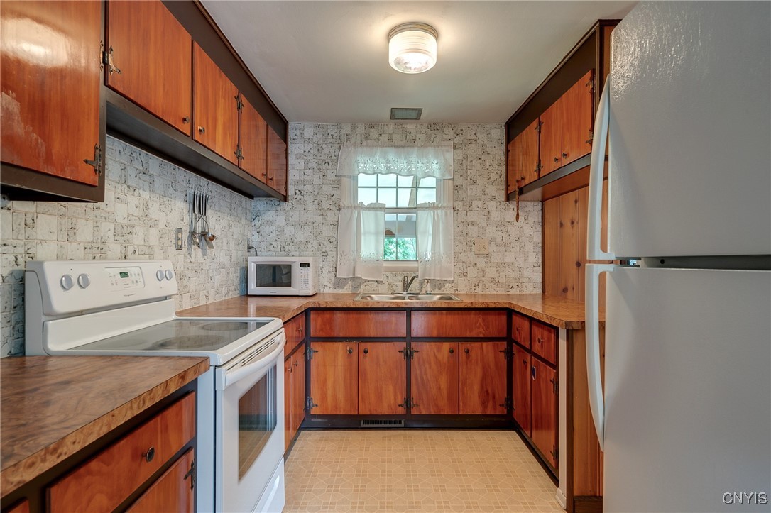 511 Rita Drive Clay, NY 13212 - Photo 20 of 41 Kitchen views