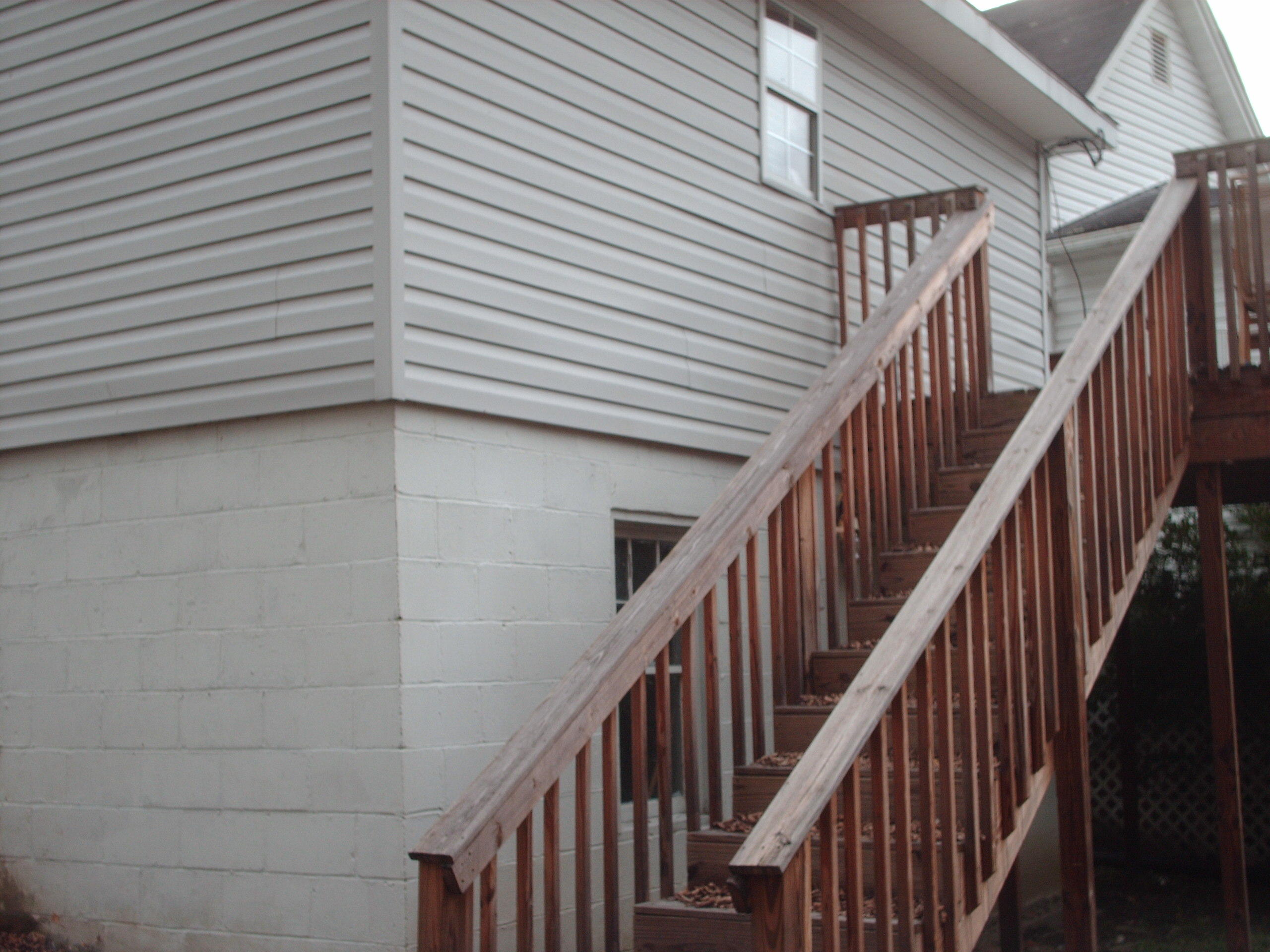 309 Englewood Road Middlesboro, KY 40965 - Photo 3 of 4 back steps