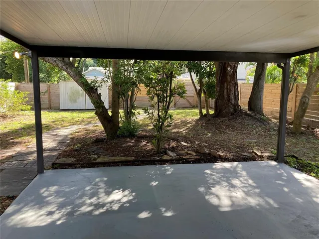 a view of a backyard