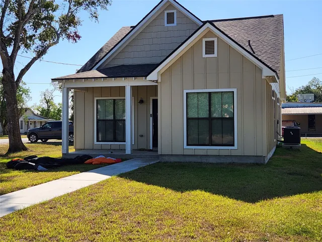 $270,000 | 610 East West Street, El Campo, TX 77437