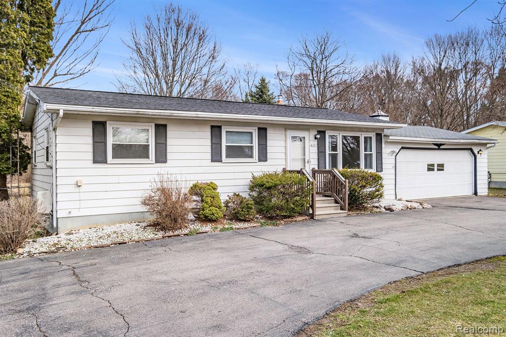 4391 East Carpenter Road Flint, MI 48506 - Photo 2 of 17