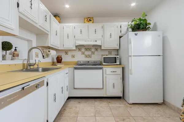 $1,700 | 2811 Somerset Drive, Unit 412, Lauderdale Lakes, FL 33311