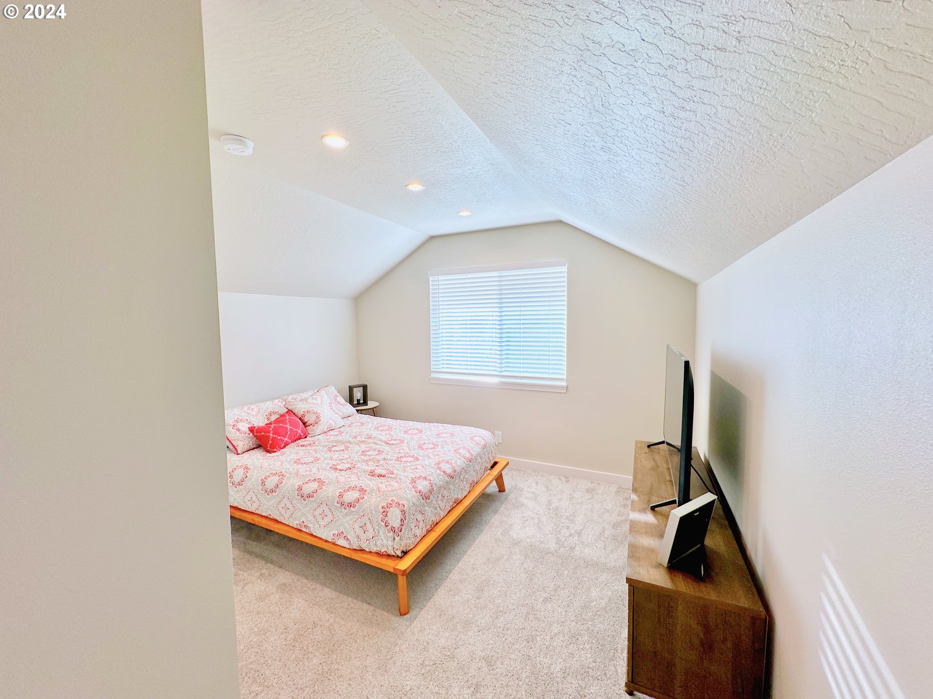 6470 Main Street Springfield, OR 97478 - Photo 25 of 35 a bedroom with a bed and a window