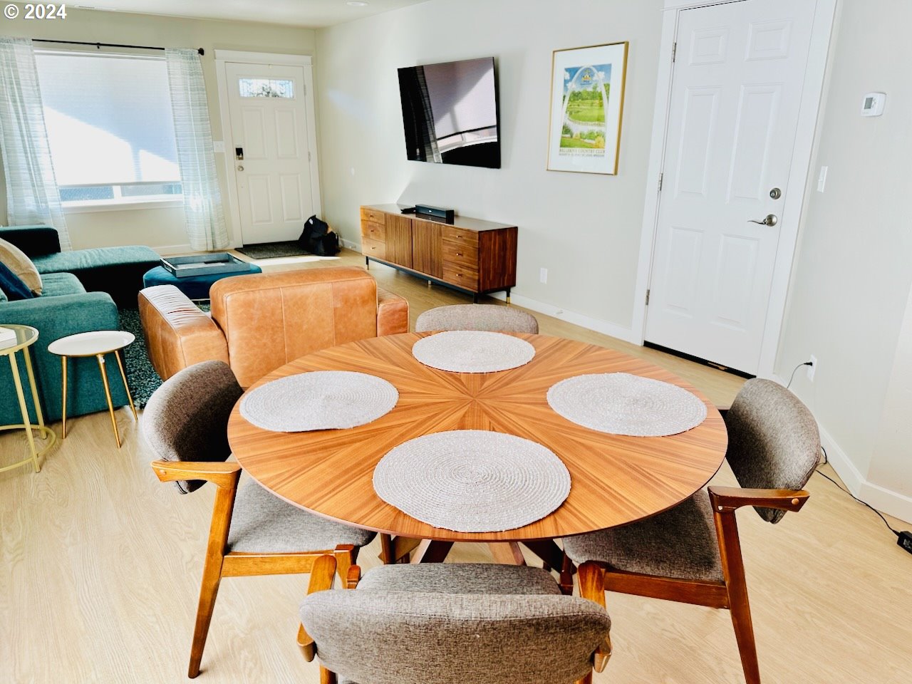 6470 Main Street Springfield, OR 97478 - Photo 7 of 35 a dining room with furniture and a window
