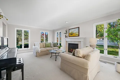 $979,000 | 304 Surrey Lane, Lincolnshire, IL 60045