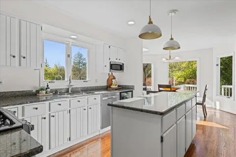 $979,000 | 304 Surrey Lane, Lincolnshire, IL 60045