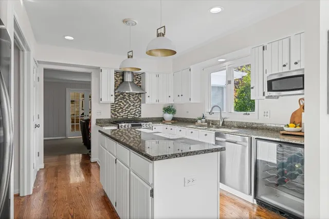 $979,000 | 304 Surrey Lane, Lincolnshire, IL 60045