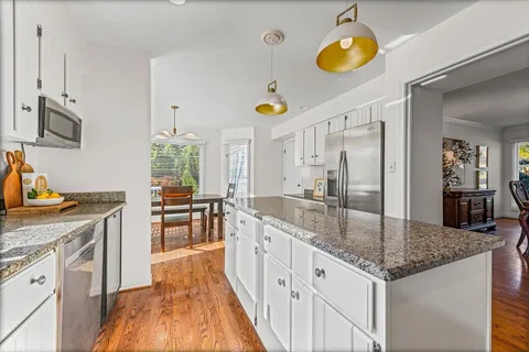 $979,000 | 304 Surrey Lane, Lincolnshire, IL 60045