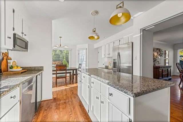 $979,000 | 304 Surrey Lane, Lincolnshire, IL 60045