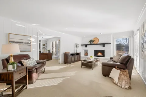 $979,000 | 304 Surrey Lane, Lincolnshire, IL 60045