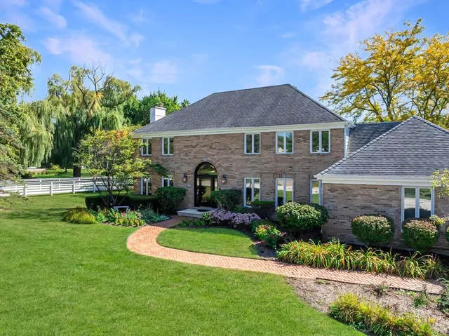 $979,000 | 304 Surrey Lane, Lincolnshire, IL 60045