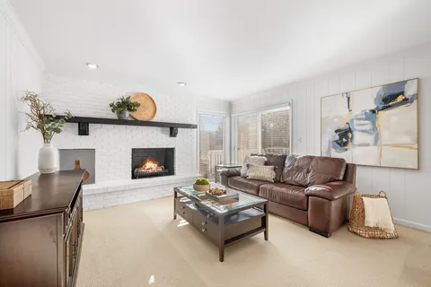 $979,000 | 304 Surrey Lane, Lincolnshire, IL 60045