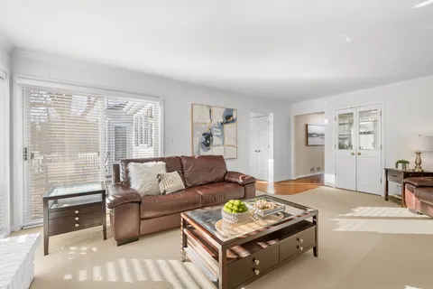 $979,000 | 304 Surrey Lane, Lincolnshire, IL 60045