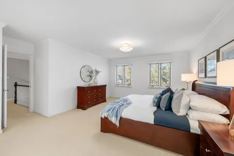 $979,000 | 304 Surrey Lane, Lincolnshire, IL 60045