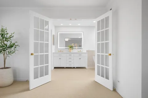 $979,000 | 304 Surrey Lane, Lincolnshire, IL 60045