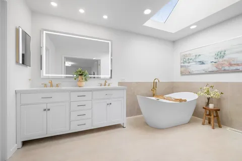 $979,000 | 304 Surrey Lane, Lincolnshire, IL 60045