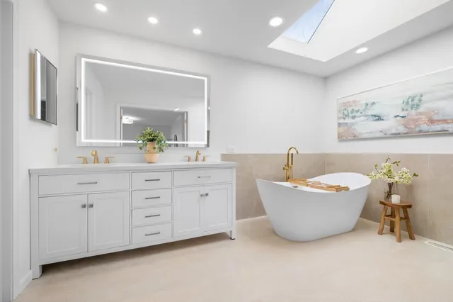 $979,000 | 304 Surrey Lane, Lincolnshire, IL 60045