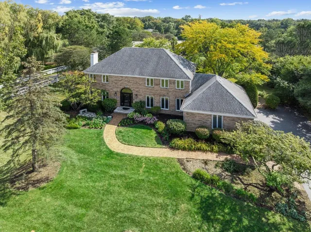 $979,000 | 304 Surrey Lane, Lincolnshire, IL 60045