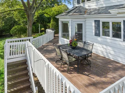 $979,000 | 304 Surrey Lane, Lincolnshire, IL 60045