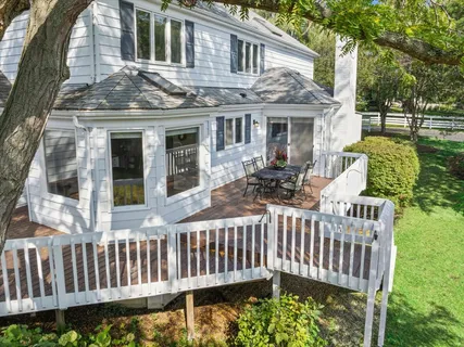 $979,000 | 304 Surrey Lane, Lincolnshire, IL 60045