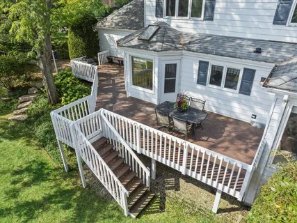 $979,000 | 304 Surrey Lane, Lincolnshire, IL 60045