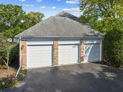 $979,000 | 304 Surrey Lane, Lincolnshire, IL 60045