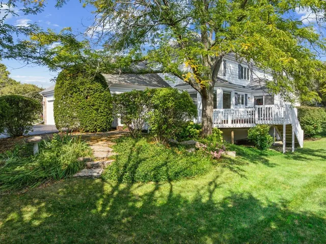 $979,000 | 304 Surrey Lane, Lincolnshire, IL 60045