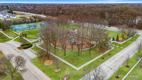 $979,000 | 304 Surrey Lane, Lincolnshire, IL 60045